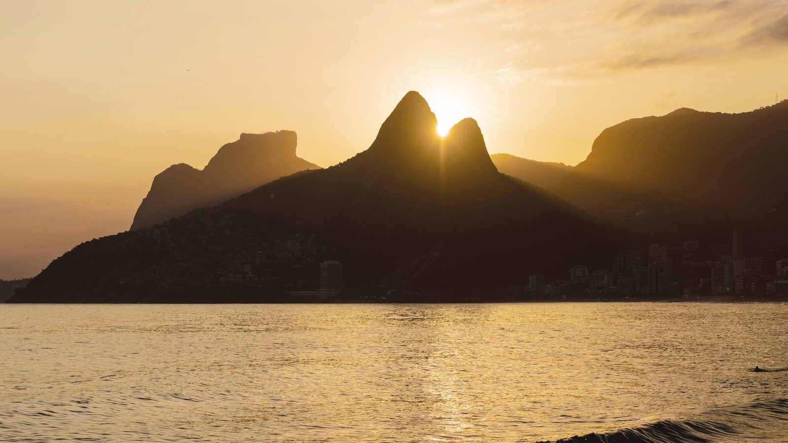 Pôr do sol no Morro Dois Irmãos visto de Ipanema