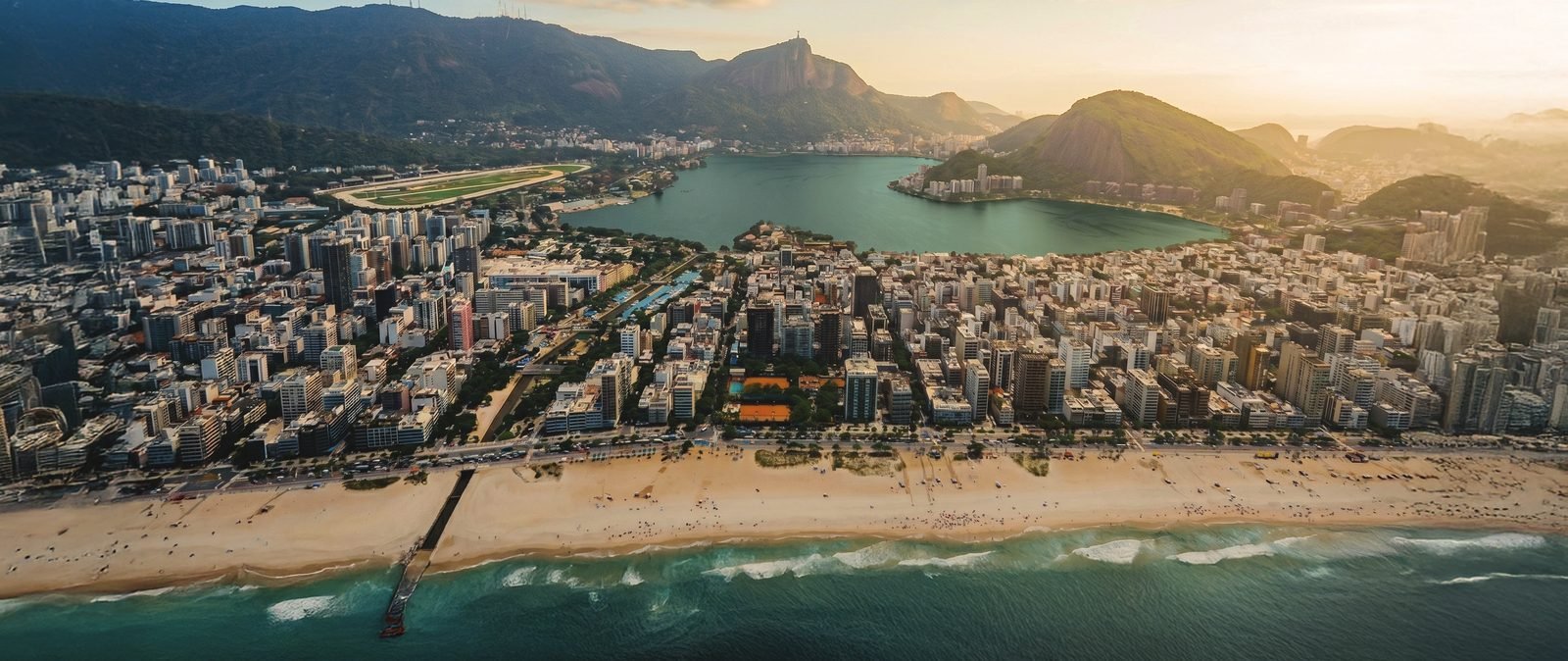 Vista aérea de Ipanema e da Lagoa Rodrigo de Freitas