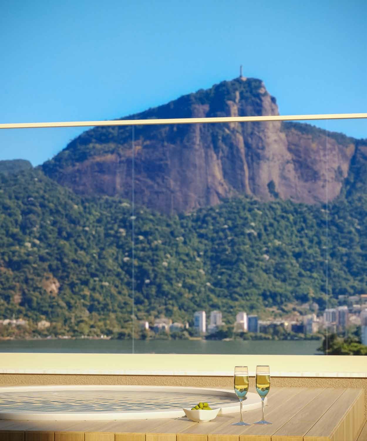 Vista da cobertura do Be.in.Rio Nascimento Silva 387 para a Lagoa e o Corcovado