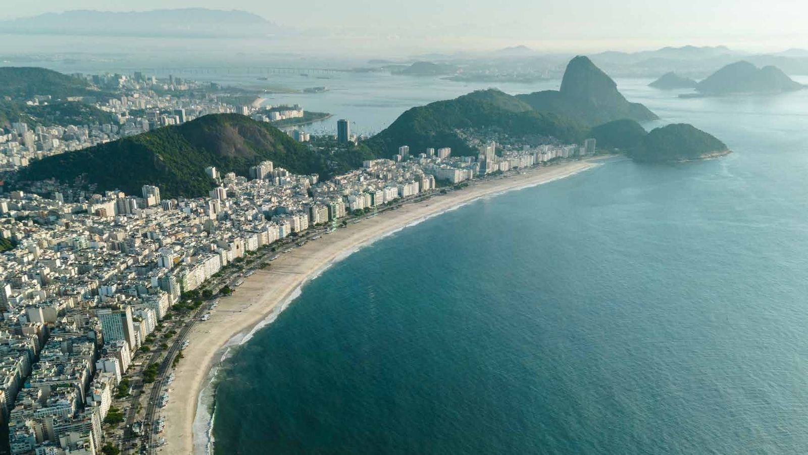 Vista aérea da praia de Copacabana e do Pão de Açúcar