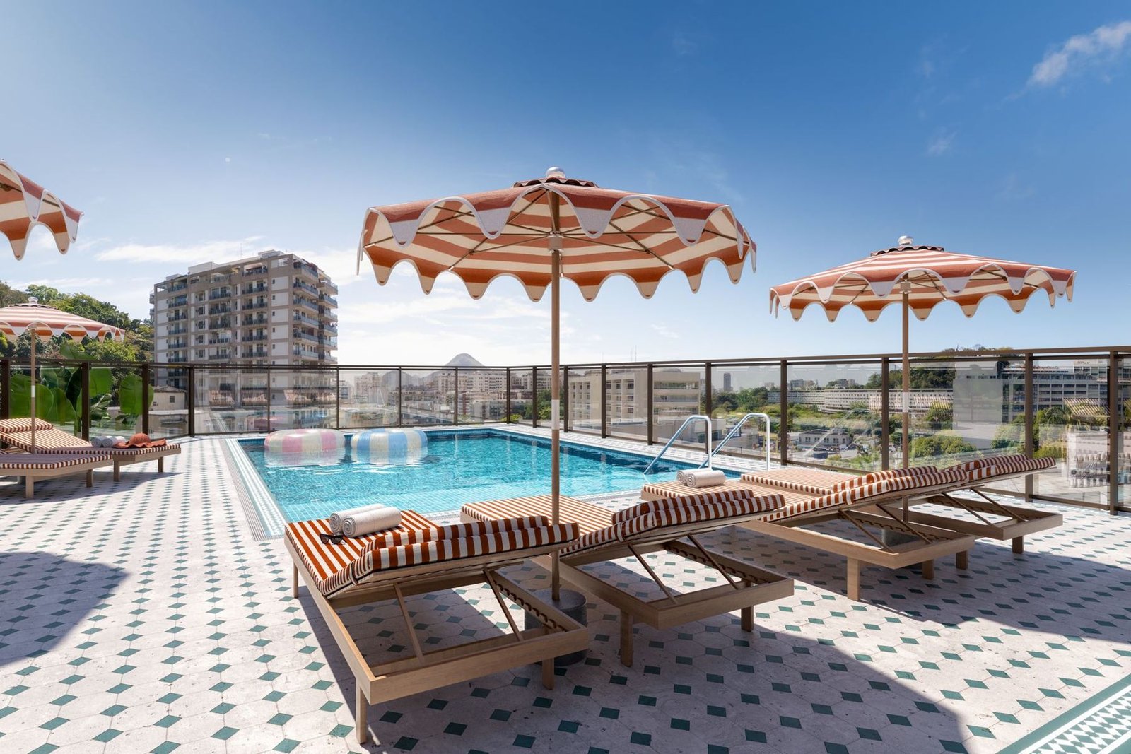 Piscina com deck no Rooftop Wellness do Gaví