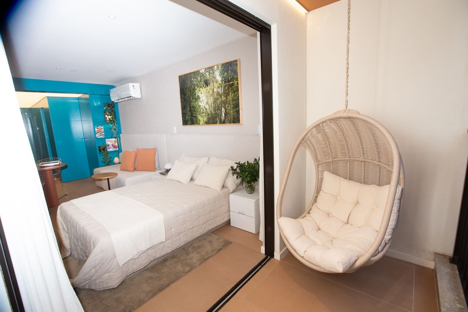 Studio decorado do Gaví com cama e poltrona suspensa