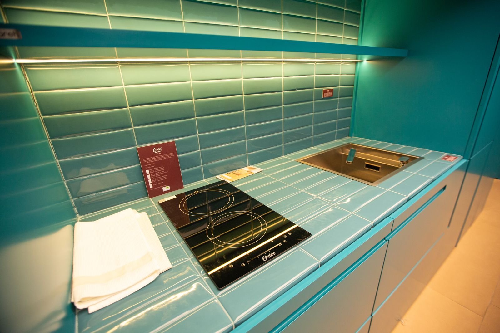 Bancada com cooktop do studio decorado do Gaví