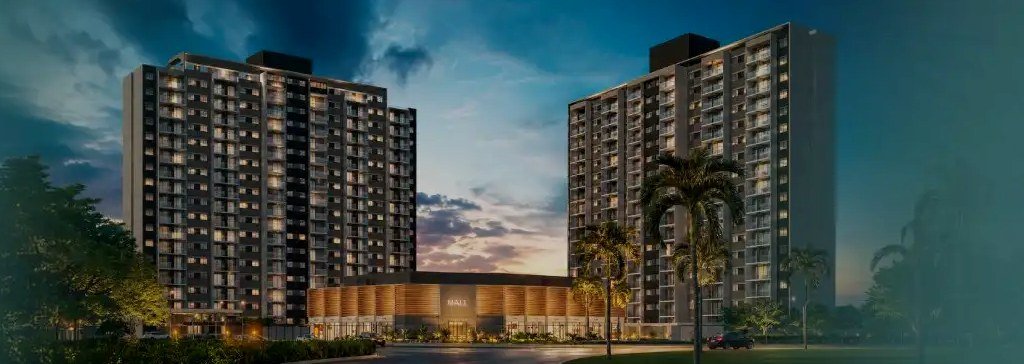 Os dois blocos do Ilha Stay Home Resort ao anoitecer, com o mall entre as torres