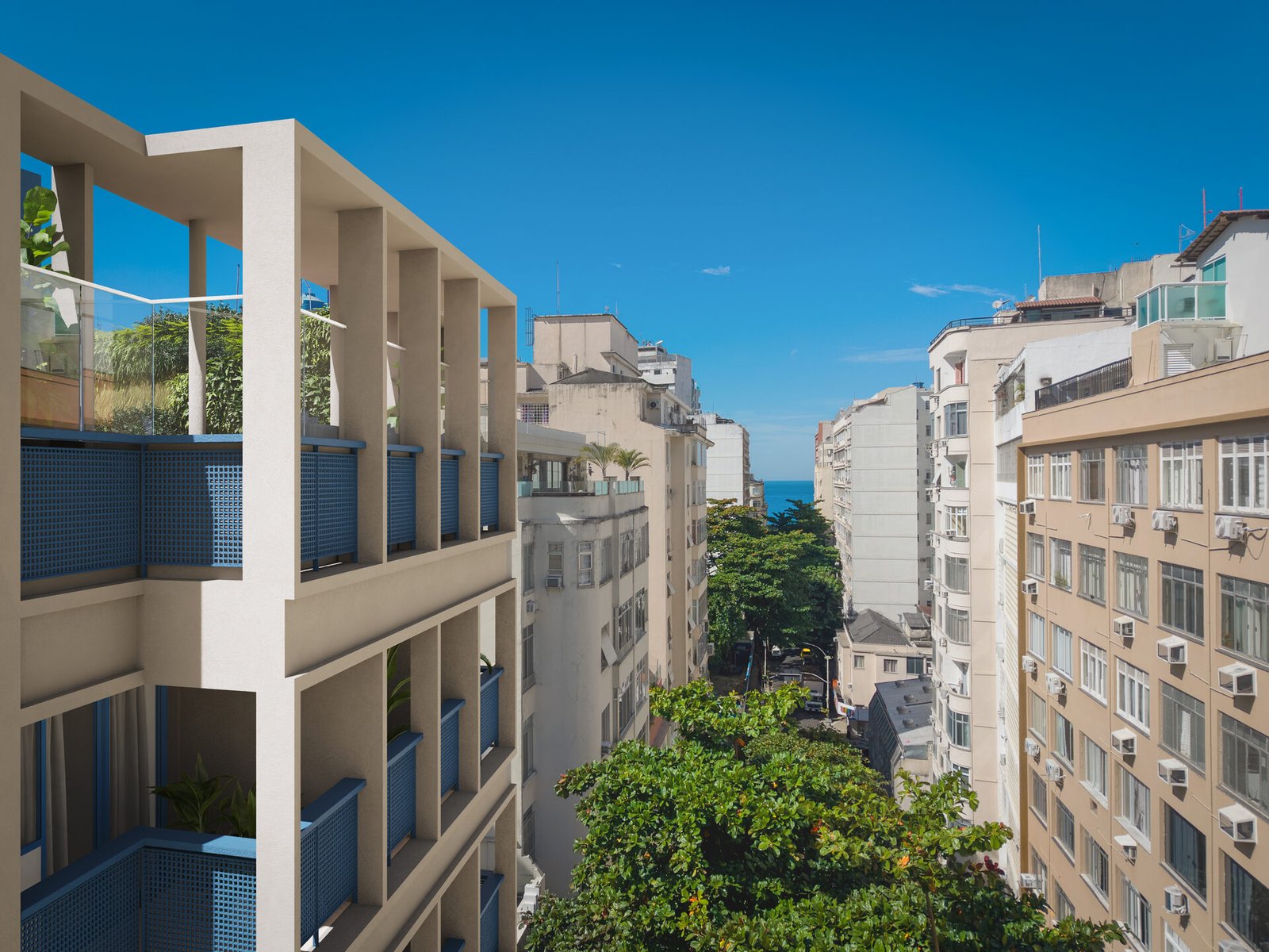 Fachada do MO.dO Copa Posto 4 vista de baixo, com o mar de Copacabana