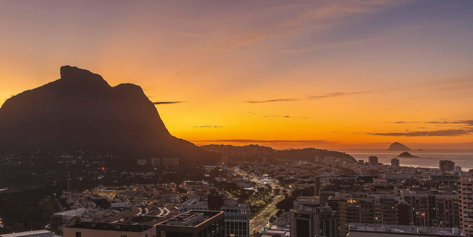 Pôr do sol sobre a Pedra da Gávea e a Barra da Tijuca, vista do Niemeyer 360 Residences