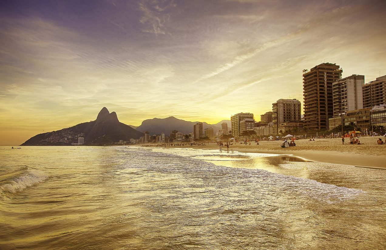 Praia de Ipanema com o Morro Dois Irmãos ao entardecer