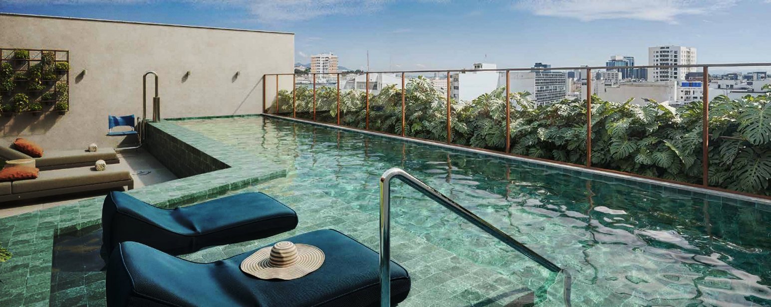 Piscina do rooftop do Somos Lapa com vista para o Centro do Rio de Janeiro